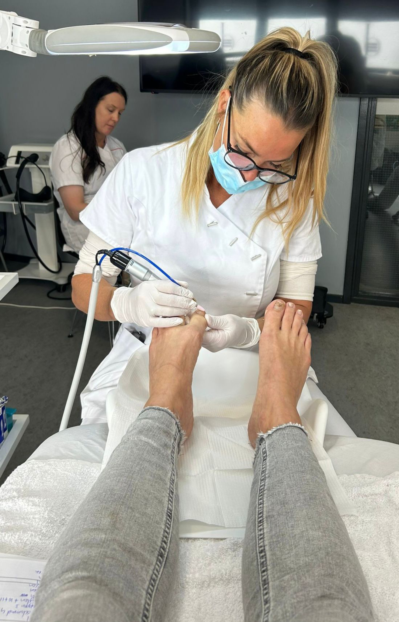 Priscilla tijdens een pedicure behandeling